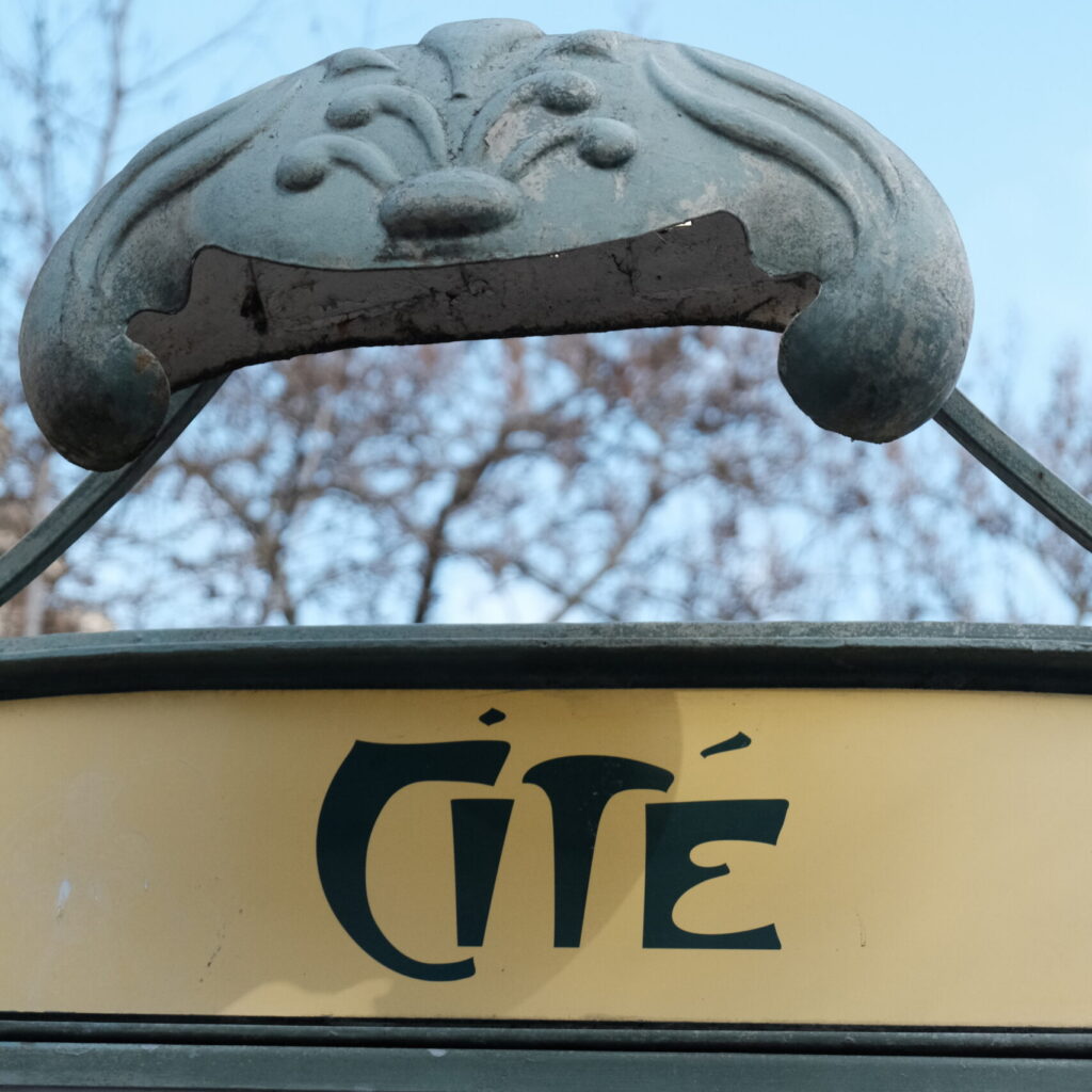 Cité, inscription sur métro parisien sur entrées de Guimard