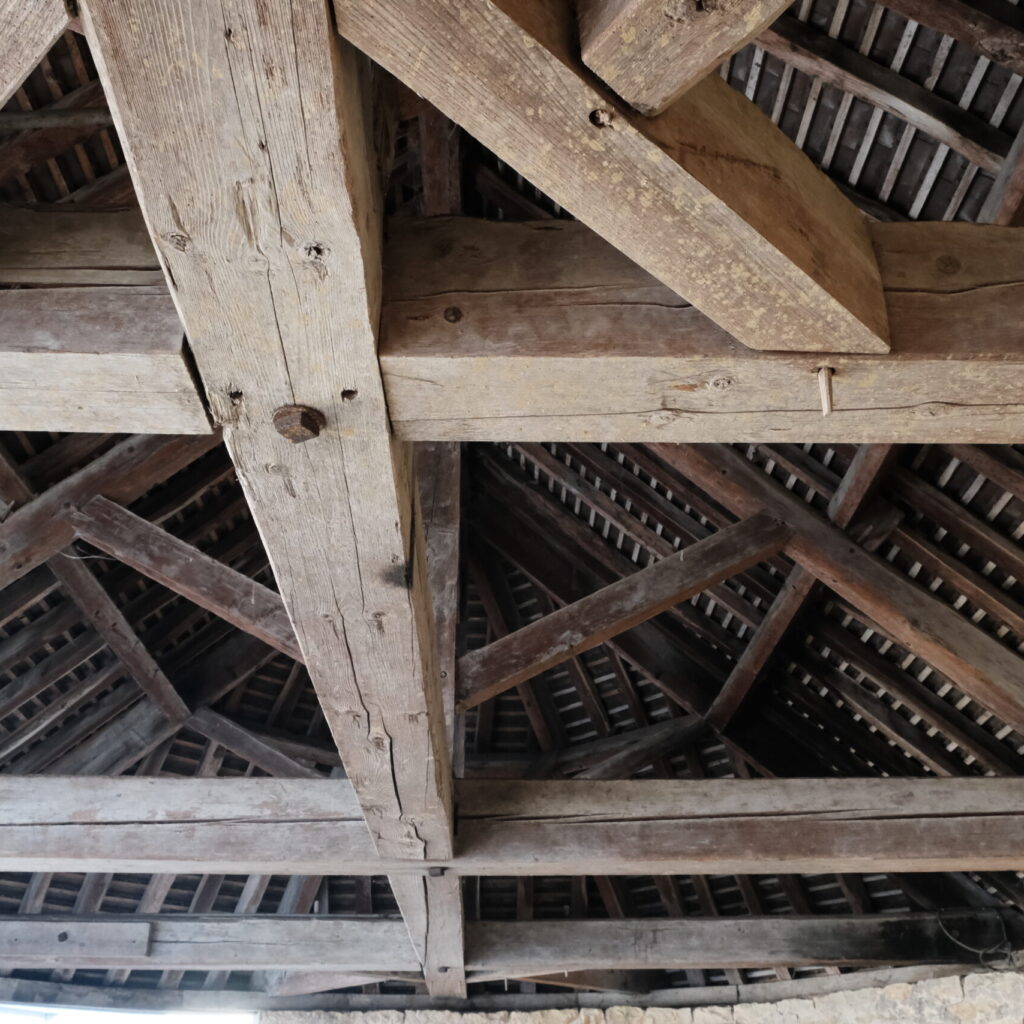 charpente ancienne du lavoir de Buxy place du lavoir vers la salle des fêtes