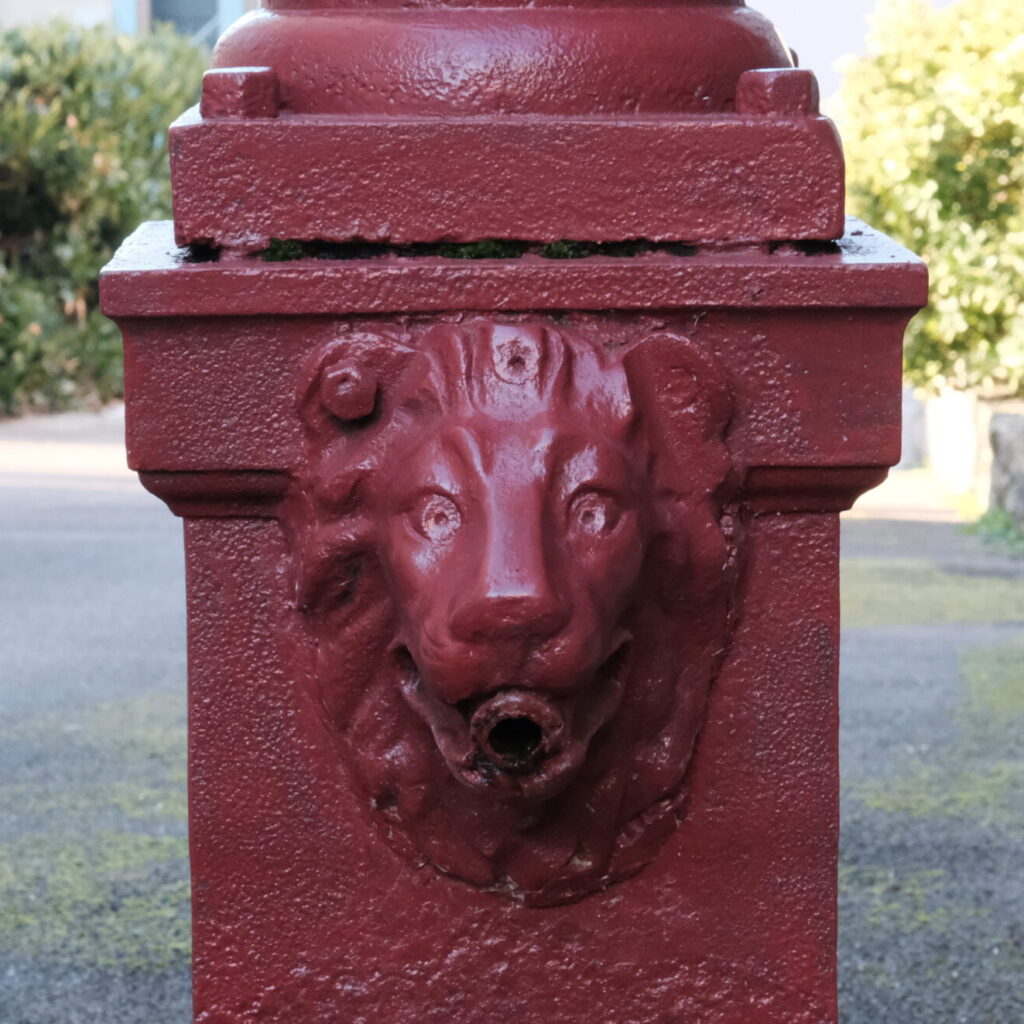 fontaine en forme de tête de lion à Buxy peinture rouge bordeaux