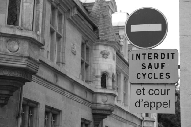 panneau dans une rue de Dijon annonçant : interdit sauf cycles ... et cour d'appel